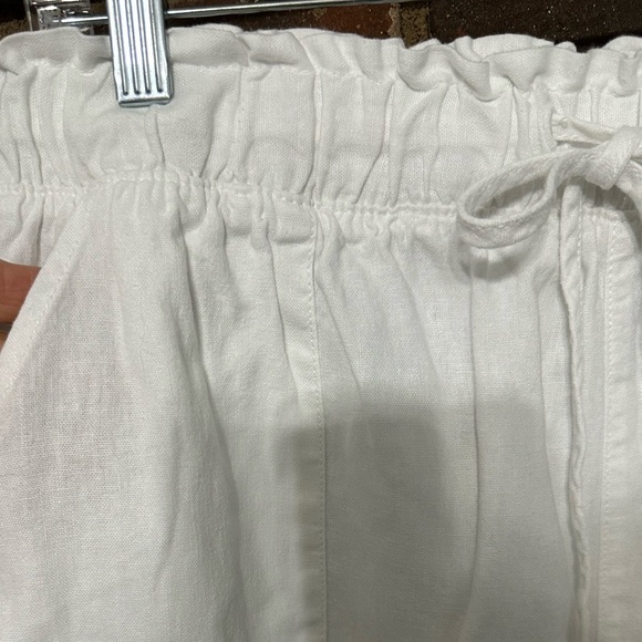 🛍️.Lace trimmed white 3 inches shorts with excellent condition. - Picture 2 of 7